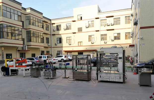 自動瓶裝油料灌裝機(jī)廠房展示