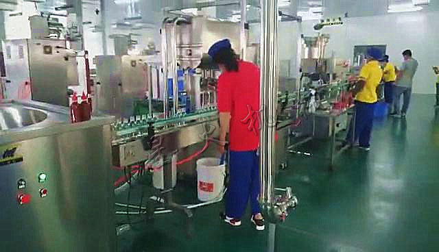 番茄醬灌裝生產(chǎn)線（全自動理瓶機(jī)+全自動番茄醬灌裝機(jī)+自動上蓋旋蓋機(jī)+鋁箔封口機(jī)+s170噴碼機(jī)+全自動貼標(biāo)機(jī)+收瓶機(jī)）